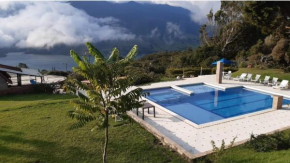 Hermosa piscina y vista al lago para 40 personas